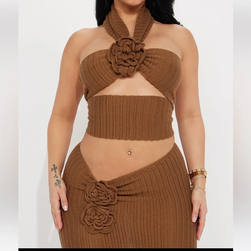 Brown knit / crochet flower appliqués detail matching 2 piece beach set - Picture 3 of 4